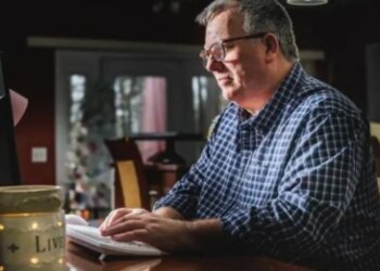 Ish-oficeri i policisë arrestohet pas publikimit të një meme me fjalimin e Trump, ndërsa paralajmëron padi për shkelje të të drejtave.