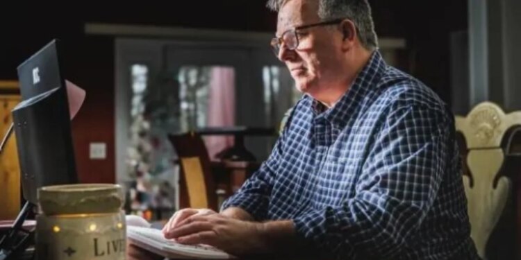 Ish-oficeri i policisë arrestohet pas publikimit të një meme me fjalimin e Trump, ndërsa paralajmëron padi për shkelje të të drejtave.