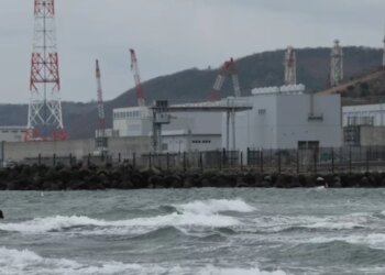 Japoni po përgatitet të rinisë centralin bërthamor më të madh në botë, 15 vjet pas tragjedisë së Fukushimës.