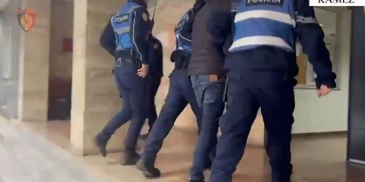 Kamarieri i 36-vjeçarit ndalohet pas grabitjeje të dhunshme të një varëse floriri nga një grua në rrugë në Kamëz.