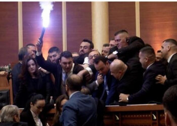 Kaos dhe Konfrontime Fizike në Kuvendin Shqiptar