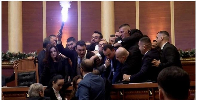 Kaos dhe Konfrontime Fizike në Kuvendin Shqiptar