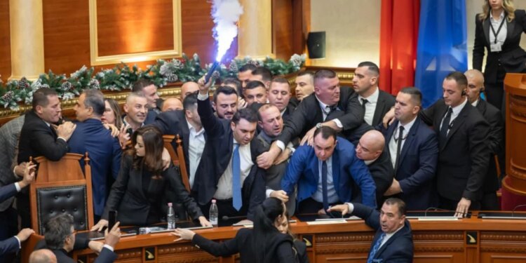 Kaos, dhunë dhe tension/ Konfliktet në Kuvend pasqyrohen në mediat ndërkombëtare: Opozita zëvendësoi ministrat, intervenon Garda.