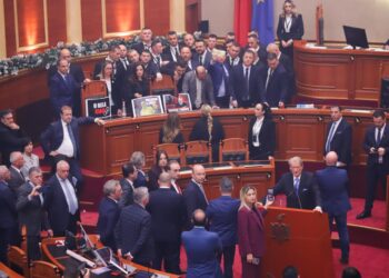 Kaos në Kuvend: Niko Peleshi i përgjigjet, thotë se institucionet e Republikës duhet të jenë vlera të përbashkëta, jo konflikte personale apo partiake.