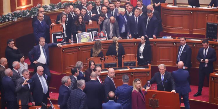 Kaos në Kuvend: Niko Peleshi i përgjigjet, thotë se institucionet e Republikës duhet të jenë vlera të përbashkëta, jo konflikte personale apo partiake.