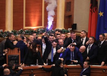 Kaos në Kuvend: PS kërkon shkarkimin e 29 deputetëve opozitarë, sot mblidhet Sekretariati i Etikës.