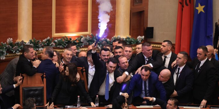 Kaos në Kuvend: PS kërkon shkarkimin e 29 deputetëve opozitarë, sot mblidhet Sekretariati i Etikës.