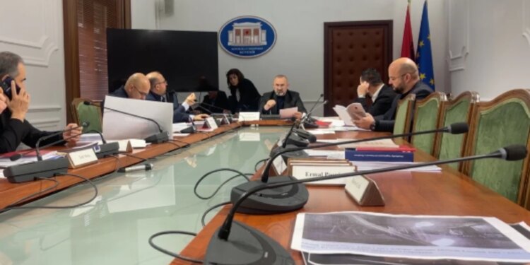 Kaos në Kuvend: Sekretari i Etikës ndëshkon 6 deputetë të PD me 30 ditë përjashtim, ndërsa për 23 të tjerë thjesht tërheq vëmendjen.