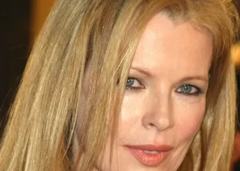 Kim Basinger, paraqitje e papritur në internet: Si është duke u shfaqur sot aktorja 72-vjeçare (dhe si duken flokët e saj natyralë)!