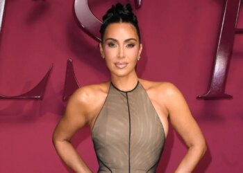 Kim Kardashian rikthehet në skenë si aktore, duke u prezantuar me një pamje të re gjatë xhirimeve.