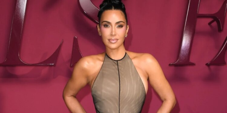 Kim Kardashian rikthehet në skenë si aktore, duke u prezantuar me një pamje të re gjatë xhirimeve.