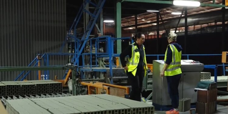 Kleringu kërcënon ndërtimin: Të moshuarit e tullave përballen me krizën dhe rrezikun e falimentit për shkak të mungesës së likuiditetit.