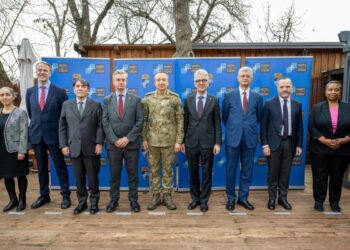 Komandanti i KFOR-it takohet me diplomatë për çështjet e sigurisë