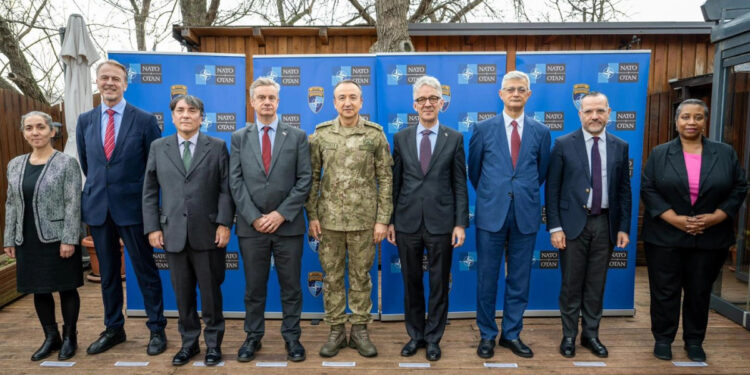 Komandanti i KFOR-it takohet me diplomatë për çështjet e sigurisë