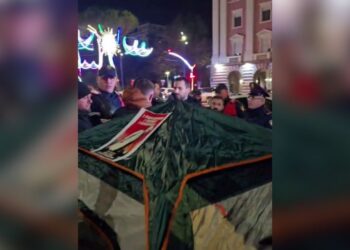 Konflikt mes policisë dhe Adriatik Lapajt, hiqen tendat e protestuesve para Kryeministrisë