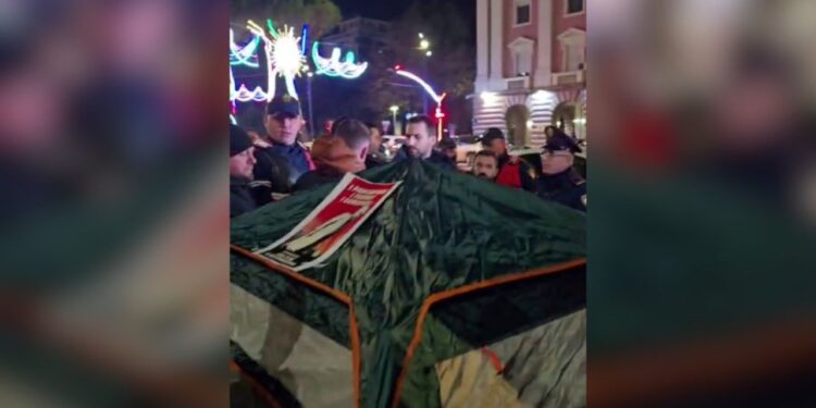 Konflikt mes policisë dhe Adriatik Lapajt, hiqen tendat e protestuesve para Kryeministrisë