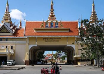 Konflikti kufitar Tajlandë-Kamboxhi përshkallëzohet, forcat tajlandeze bombardojnë qendrën e madhe të kazinove.