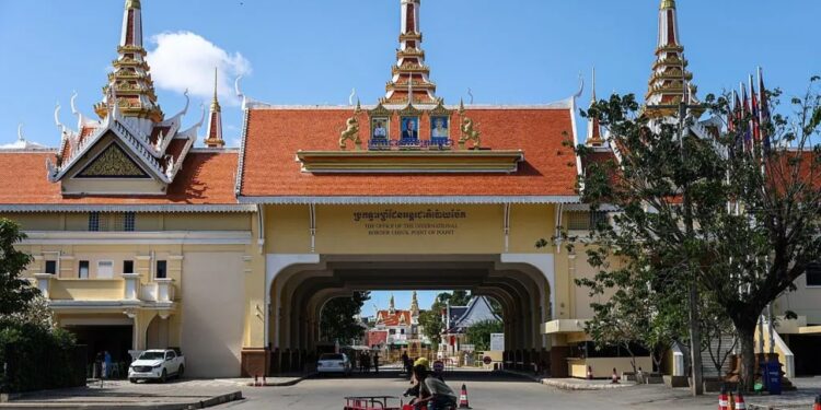 Konflikti kufitar Tajlandë-Kamboxhi përshkallëzohet, forcat tajlandeze bombardojnë qendrën e madhe të kazinove.