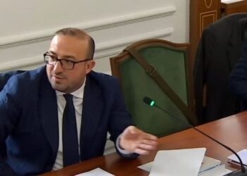 Korreshi në Komisionin e Ligjeve: "Gruaja nuk do ta kalojë natën me mua, por me deputetin që përfaqësoj. A po flasim për konflikt interesash?"