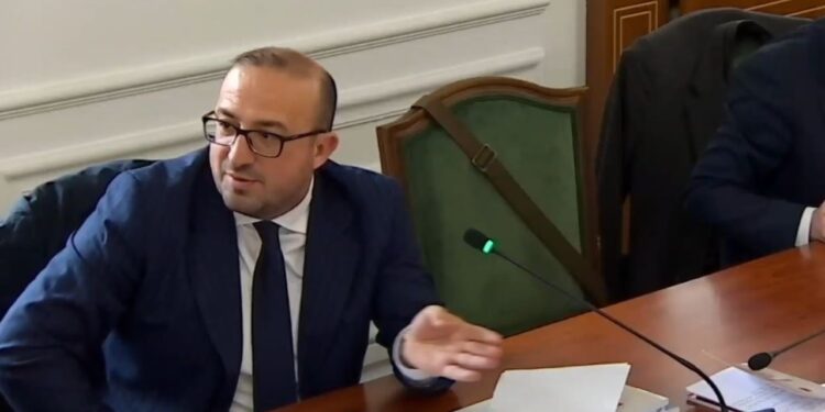 Korreshi në Komisionin e Ligjeve: "Gruaja nuk do ta kalojë natën me mua, por me deputetin që përfaqësoj. A po flasim për konflikt interesash?"