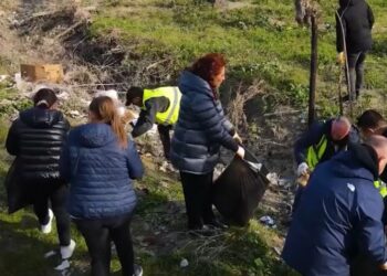 Kryeministri Rama ndan imazhe nga pastrimi i lumit Vjosa në Novoselë