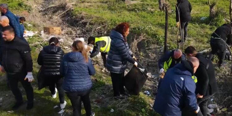 Kryeministri Rama ndan imazhe nga pastrimi i lumit Vjosa në Novoselë