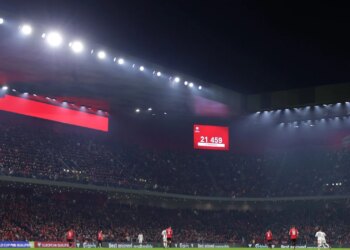 Kuqezinjtë, të papërmbajtshmit, UEFA i ndëshkon me 2 mijë franga për sjelljen e pahijshme në ndeshjen ndaj Anglisë.