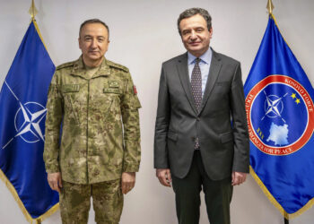 Kurti takon komandantin e KFOR-it për të biseduar mbi çështjet e sigurisë.