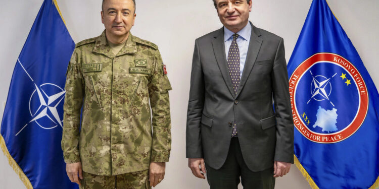 Kurti takon komandantin e KFOR-it për të biseduar mbi çështjet e sigurisë.