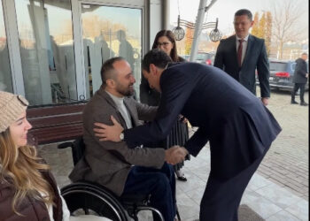Kurti viziton Handikos: Diskutim mbi kushte të dinjitetshme për individët me nevoja të veçanta