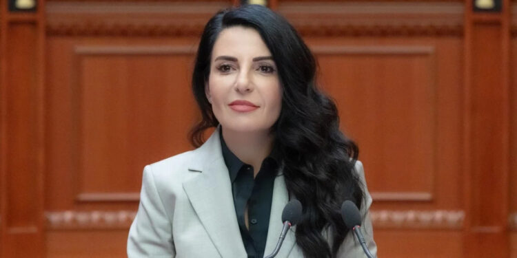 Kushtetuesja i rikthen detyrën Belinda Ballukut