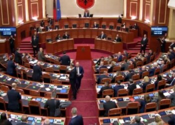 Kuvendi mbahet sot në seancë plenare, duke shqyrtuar disa projektligje dhe masa për luftën ndaj krimit të organizuar.