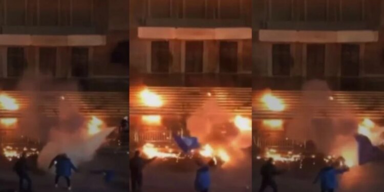 LAJMI I FUNDIT/ Protestuesit hedhin molotov tek këmbët, ndezin flakë para Kryeministrisë (VIDEO)
LAJMI I FUNDIT/ Protestuesit hedhin molotov tek këmbët, ndodhin flakë para Kryeministrisë Vijon…
