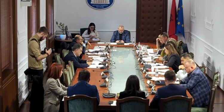 Ligji mbi "spiunët" në administratë: Manja përplaset me Tedi Blushin në Komision, akuzat për qëllime politike.