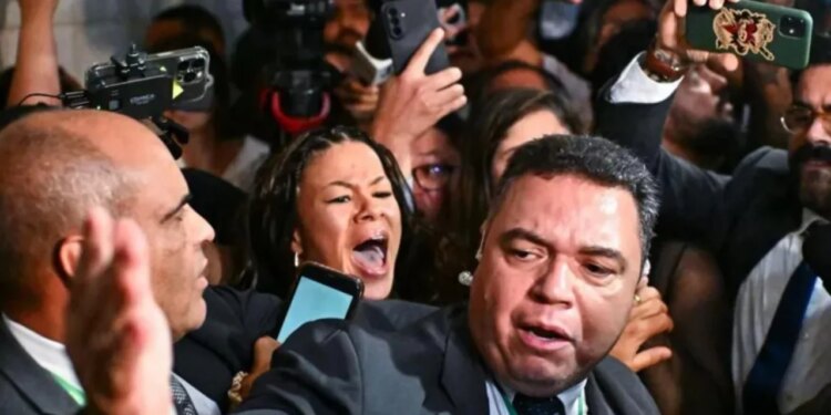 Ligji për reduktimin e dënimit të Bolsonaros bllokohet, mbështetësit e tij përpiqen ta shpëtojnë nga burgu, kaos në Kongresin e Brazilit.