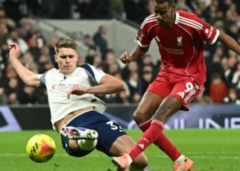 Liverpool triumfon 2-1 ndaj Tottenhamit/ Isak shënon, por largohet nga fusha me dëmtim
