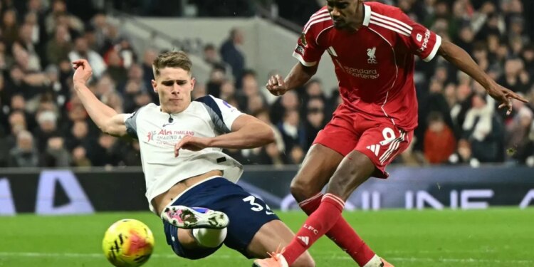 Liverpool triumfon 2-1 ndaj Tottenhamit/ Isak shënon, por largohet nga fusha me dëmtim