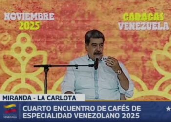 Maduro shfaqet në Karakas pas thashethemeve për arratisje nga tensionet me SHBA, Trump rrëfen bisedën me presidentin e Venezuelës.