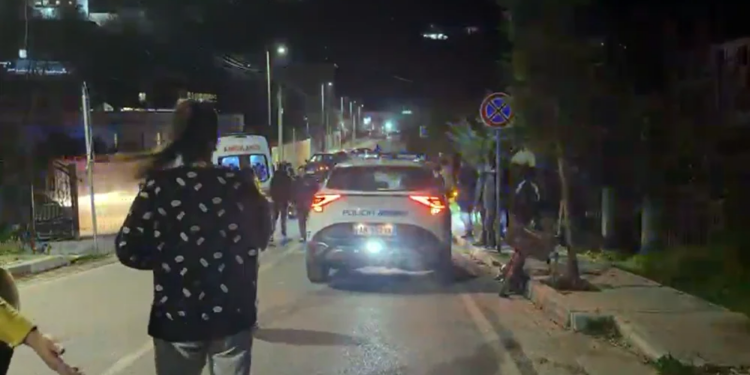 Makina godet motorin në Lezhë, dy persona të plagosur
Një aksident ka ndodhur në lagjen “Skënderbeg” të Lezhës, ku një makinë është përplasur me një motor.