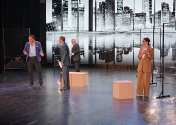 "Metoda Gronholm": Një Vepër Humoristike dhe Satirike në Skenën e Teatrit "Bylis"
Mbrëmjen e djeshme, Teatri "Bylis" në Fier shfaqi premierën e "Metoda Gronholm", një vepër bashkëkohore që, përmes humorit dhe satirës, pasqyroi realitete të njohura të botës moderne të punës.