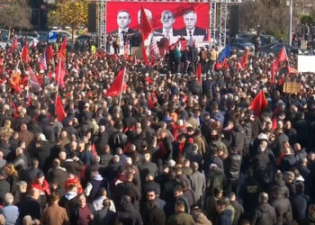Mijëra njerëz protestojnë në sheshin "Skënderbeu" në Shkup