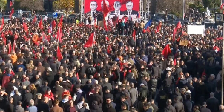 Mijëra njerëz protestojnë në sheshin "Skënderbeu" në Shkup