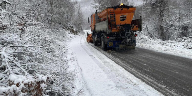 Ministria e Pescaches në gatishmëri për pastrimin dhe kriposjen e rrugëve pas stuhive të borës