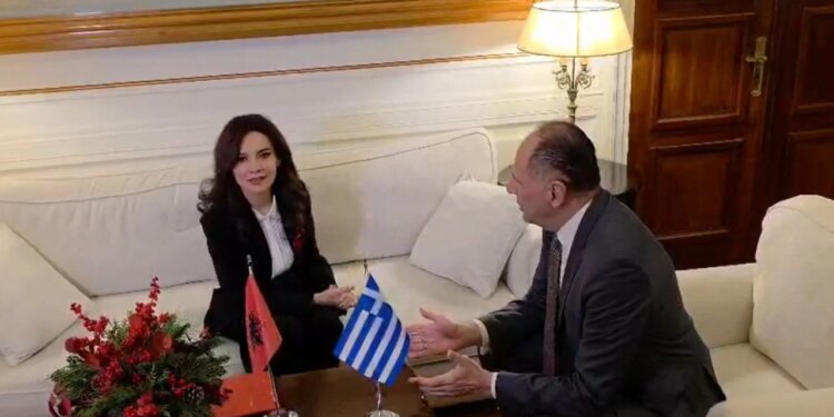 Ministrja Spiropali takon homologun grek: Çështjet e diskutimit nga ligji i luftës deri te deti