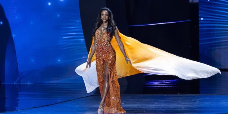 Miss Universe: Miss Jamaica pësoi hemorragji cerebrale dhe fraktura pas rënies në garat preliminare.