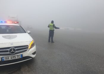 Mjegulla mbulon segmentin e Tunelit të Kalimashit–Morinë, policia i bën thirrje drejtuesve të automjeteve për kujdes të shtuar.