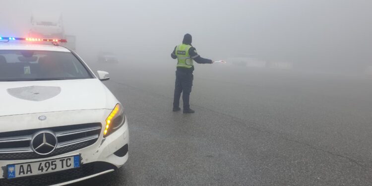 Mjegulla mbulon segmentin e Tunelit të Kalimashit–Morinë, policia i bën thirrje drejtuesve të automjeteve për kujdes të shtuar.