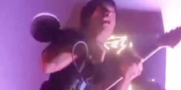 Momente alarmante në një bar në Peru, muzikanti goditet nga rryma elektrike gjatë një koncerti.