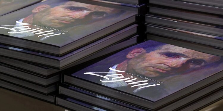 Monografia që sjell në pah Zajmin/ Oltsen Gripshi ofron një analizë të hollësishme të piktorit, duke përfshirë 130 nga vepra të tij në të gjitha zhanret.