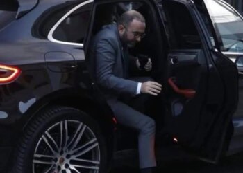 Murrizi publikon fotografinë e Bardhit duke dalë nga makina në Kuvend: Detaji që nuk e vini re, mbeteni në sediljen e prapme për të dukur të rëndësishëm.